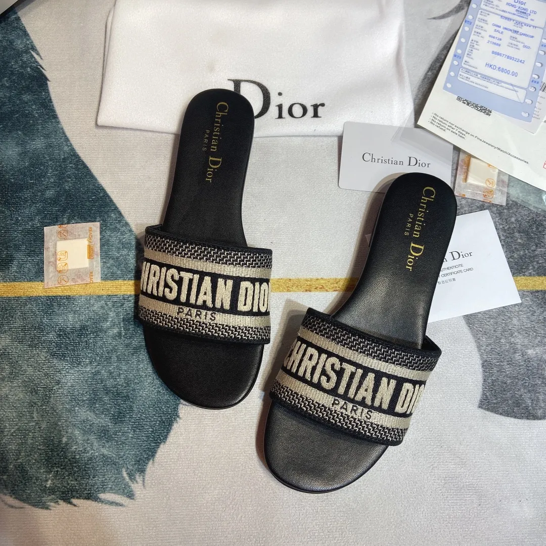 👟👟Ex-factory price 300👟👟 Dior women’s DWAY embroidered half-flops! Flat-soled slippers with letters for street wear. This year, Dor went crazy and changed designers. The whole style changed. Those who liked them quickly grabbed a pair as soon as possible! This knitted embroidered slipper is not just ordinary, comfortable and beautiful. It is a new series of three-dimensional letter embroidered slippers with a very stylish style. It is made with Dior Logo woven canvas embroidery technology! Fashionable touch! Flat slippers are classic, high-quality and glamorous masterpieces. The most popular spring and summer series in the counter are both temperamental, fashionable, classic and attractive. The design style is particularly beautiful on the feet∽ Whether it is a beach vacation or daily wear, it is absolutely full of freshness! ❤️Density embroidery, exquisite ogo texture and delicate lambskin midsole are super comfortable! This must-have item for summer, whether it is a beach vacation or daily wear, it is definitely full of freshness! Made in China with rubber sole and colorful hard box packaging, the high-end and luxurious feel is clear at a glance! Code number: 35——40 41 42 customized color, black, pink, gray